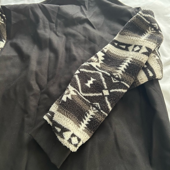 Black and White Patterned Button-Up Shirt - Picture 5 of 5